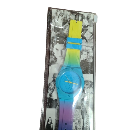 Guess Watch Retro pop Womens Analog Quartz Watch with Silicone Bracelet - Picture 4 of 7